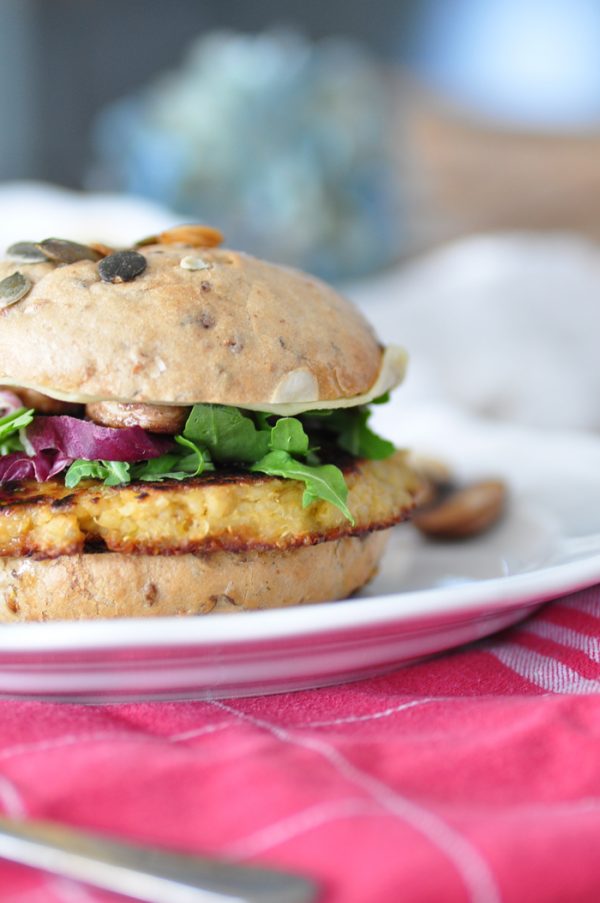 Autumn Veggie Burger mit knusprigem QuinoaKichererbsenLeibchen und