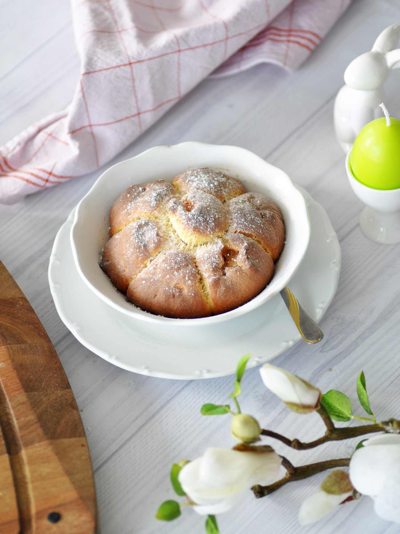 Buchteln mit Marmeladefüllung in der Tasse