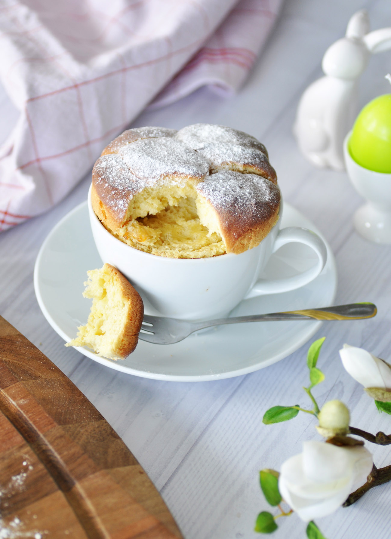 Buchteln mit Marmeladefüllung in der Tasse