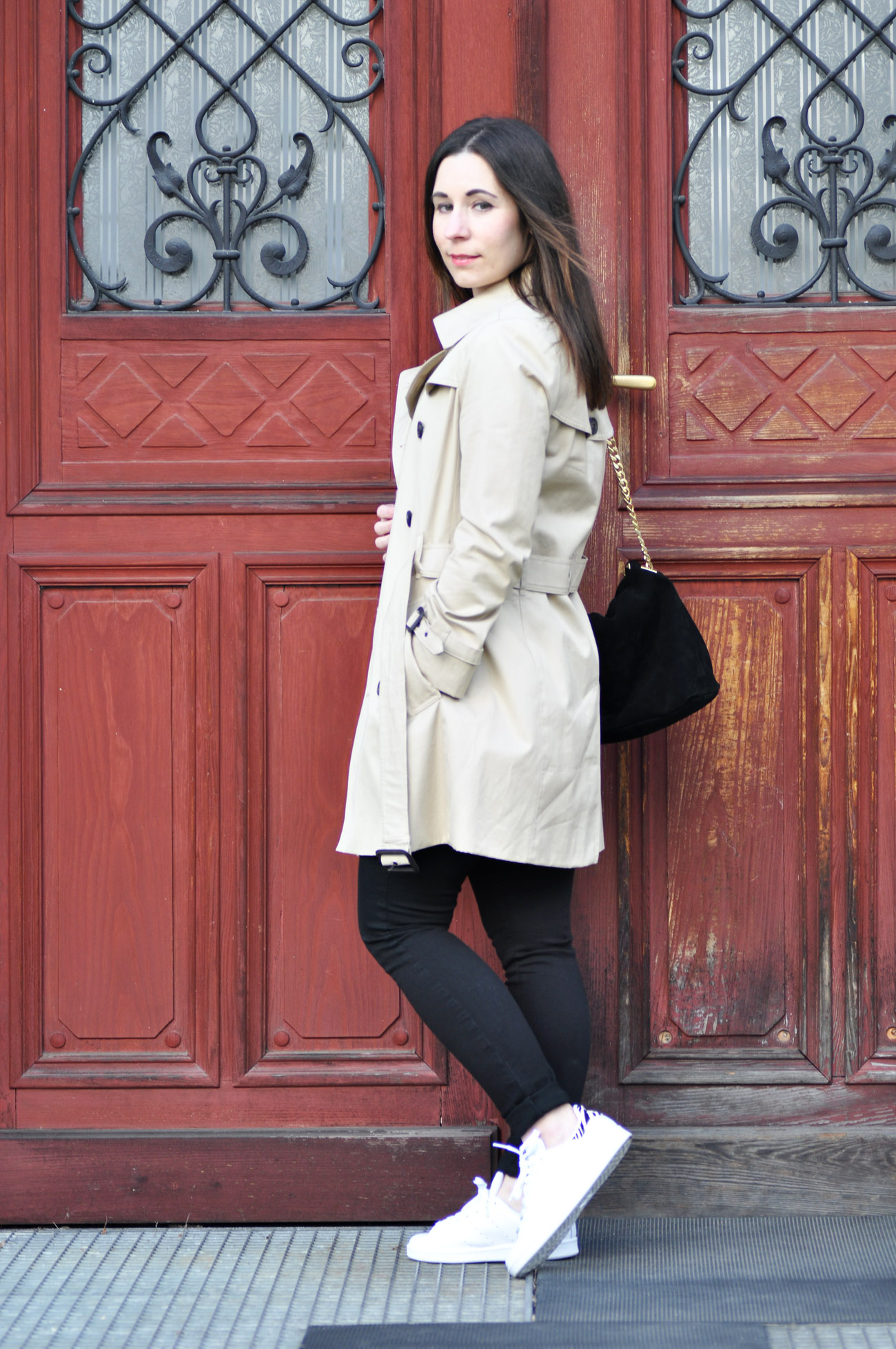 Outfit mit Adidas Stan Smith Sneakern und Trenchcoat