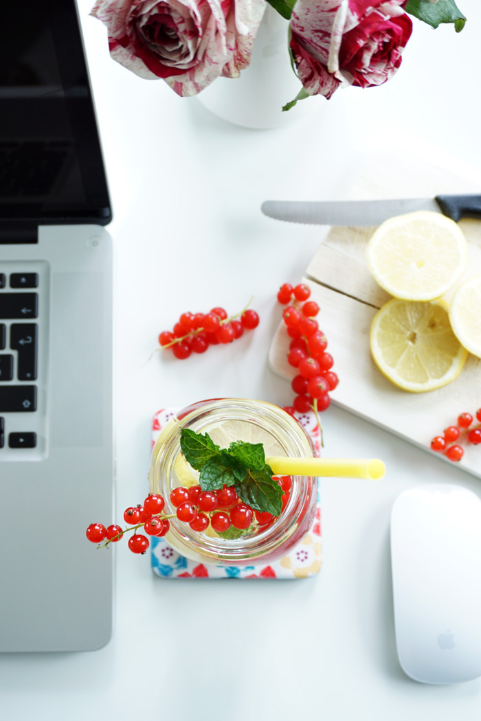 Office Drink Infused Water Ribisel Zitrone Minze