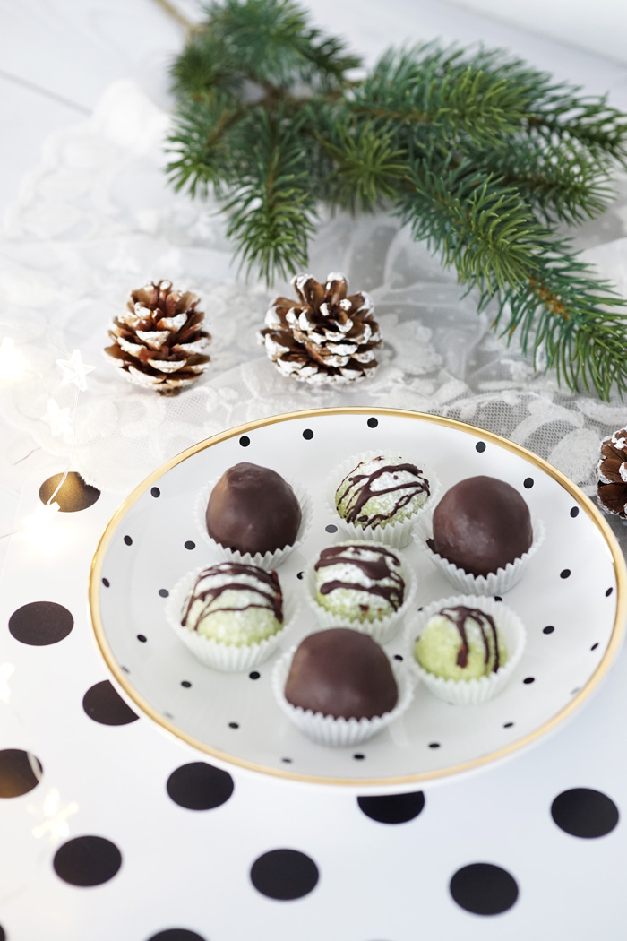 Walking in a Winter Blogger Land: Gesunde Kekse – Matcha Kokos Truffles ...