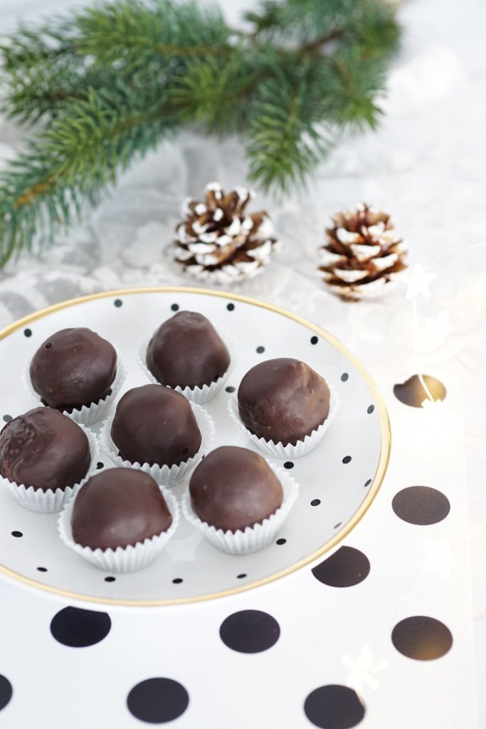 Walking in a Winter Blogger Land: Gesunde Kekse – Matcha Kokos Truffles ...