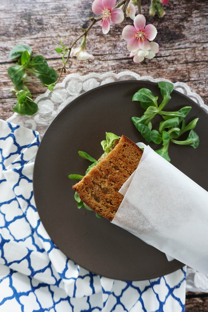 Gegrilltes Schwarzbrot Mozzarella Sandwich mit Feldsalat 1