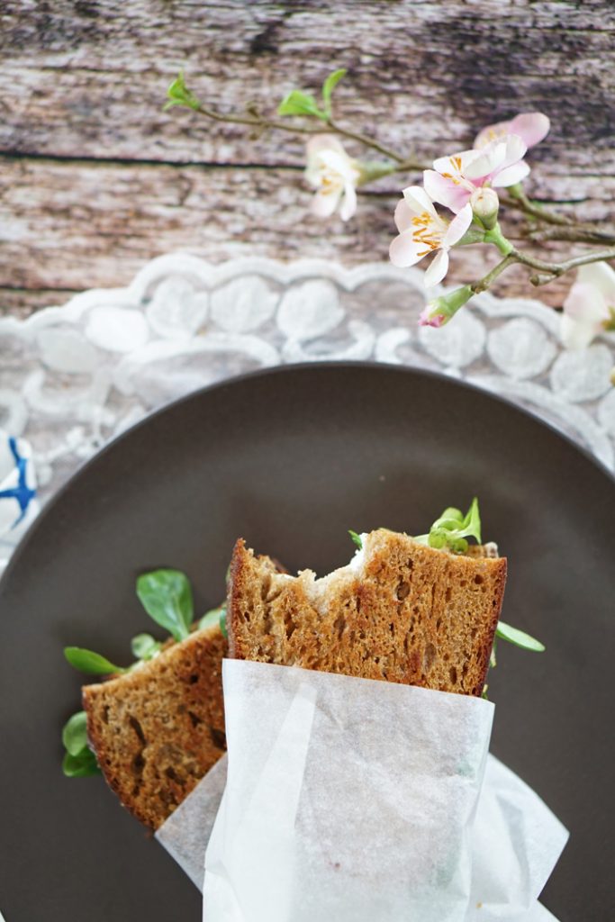 Eat Seasonal: Gegrilltes Schwarzbrot Sandwich mit Feldsalat - My Mirror ...