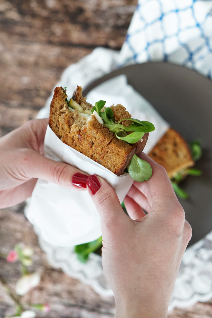 Gegrilltes Schwarzbrot Mozzarella Sandwich mit Feldsalat 4