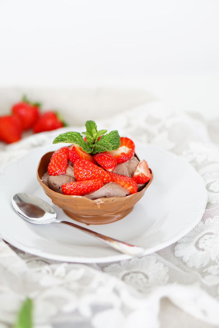 Gesunde Schokomousse im Schokolade-Ballon-Schaelchen mit Erdbeeren 6