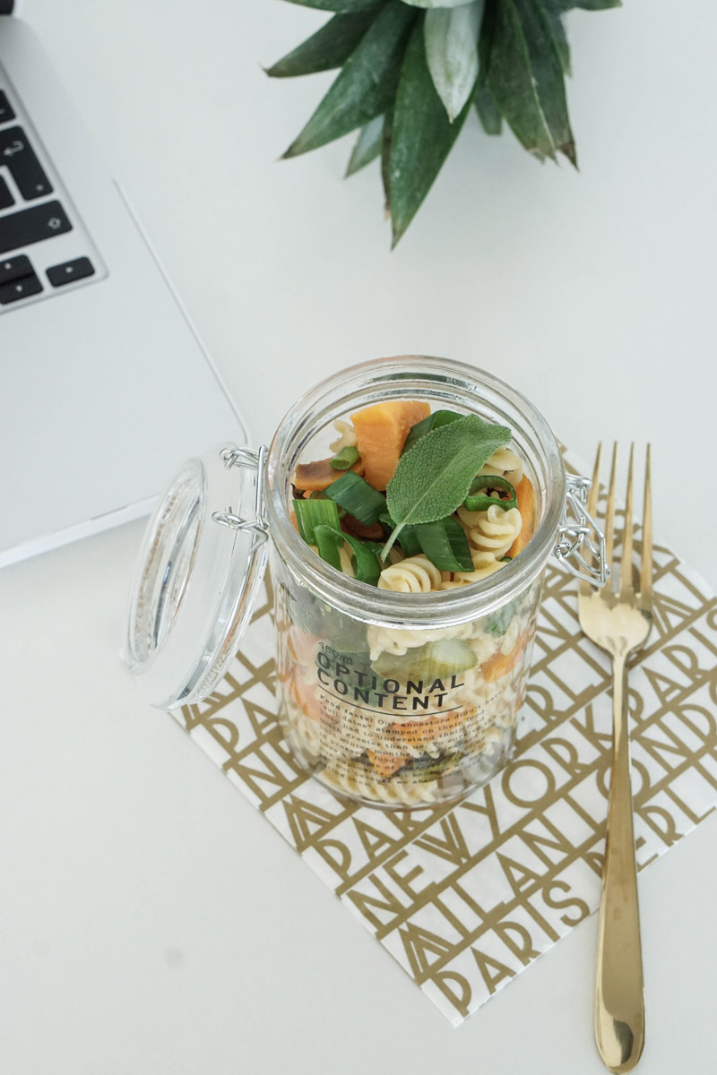 Essen ins Buero mitnehmen – Nudelsalat im Glas mit Suesskartoffeln und Spargel 3