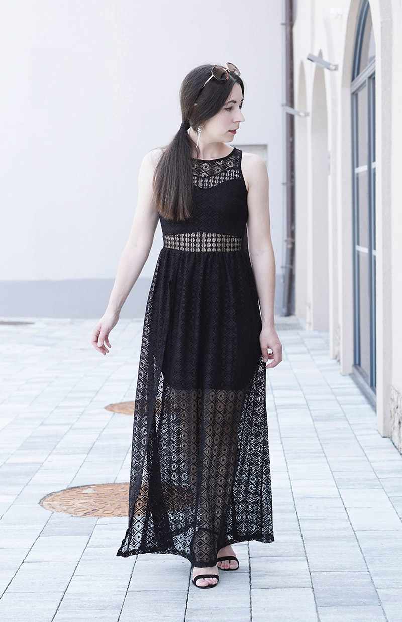 Schwarzes langes Sommerkleid mit Lochmuster