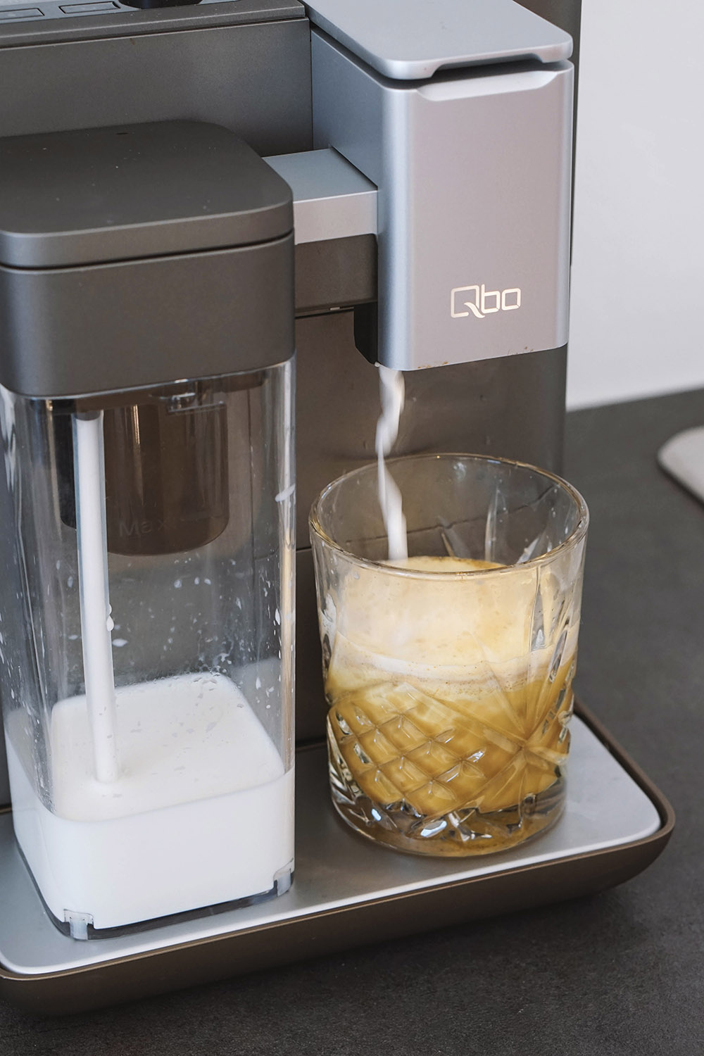 Selbst gemachter Kurkuma Caffé Latte mit der QBO Kapselmaschine