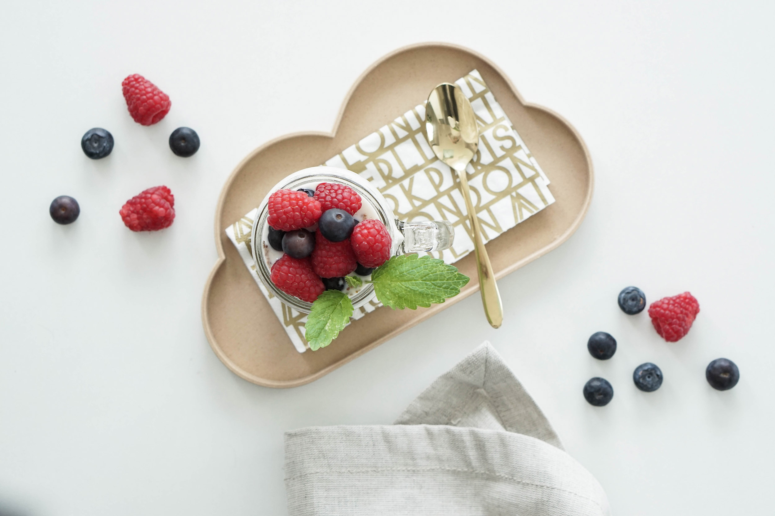 Gesundes Frühstück fürs Büro: Overnight Oats mit vier verschiedenen Getreidesorten und Beeren