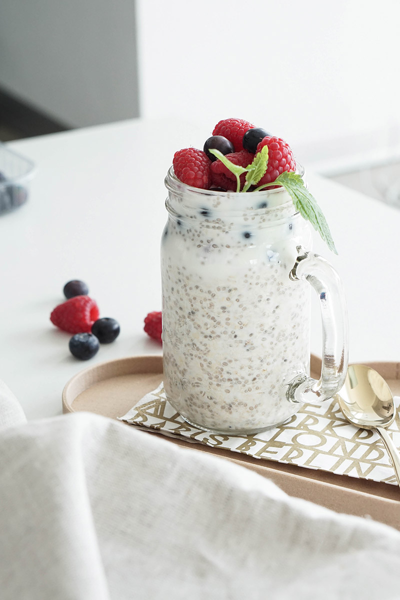 Gesundes Frühstück fürs Büro: Overnight Oats mit vier verschiedenen Getreidesorten und Beeren