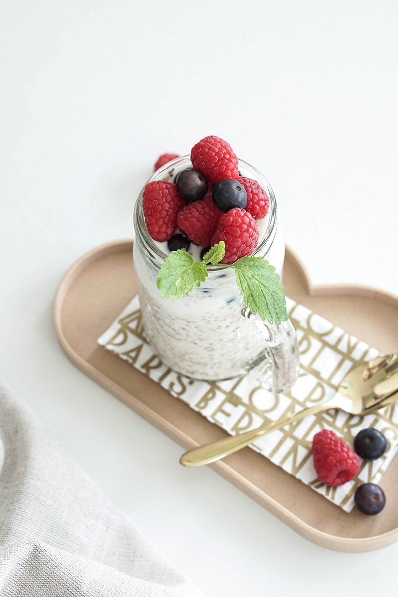 Gesundes Frühstück fürs Büro: Overnight Oats mit vier verschiedenen Getreidesorten und Beeren