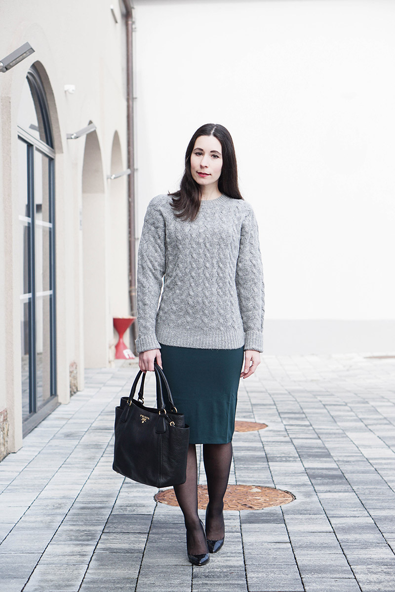 Kuschelig im Office: So machst du dein Kleid wintertauglich – XL-Knit Pullover über dem Kleid tragen.