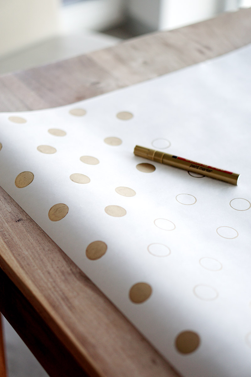 DIY Geschenkpapier selber machen – Geschenkpapier mit goldenen Punkten