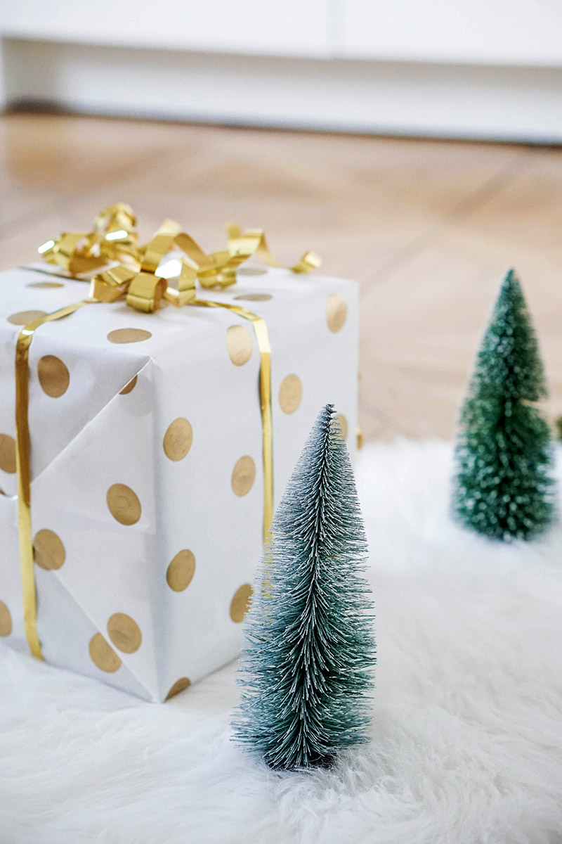 DIY Geschenkpapier selber machen – Geschenkpapier mit goldenen Punkten