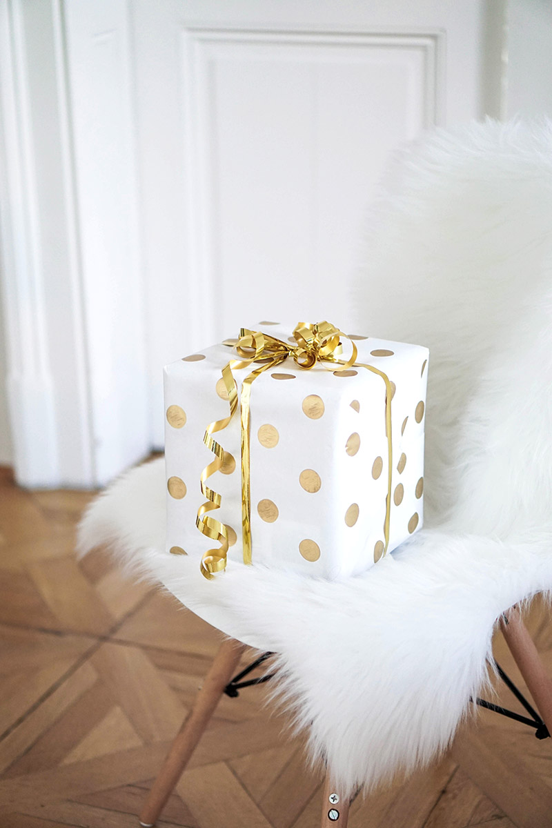 DIY Geschenkpapier selber machen – Geschenkpapier mit goldenen Punkten