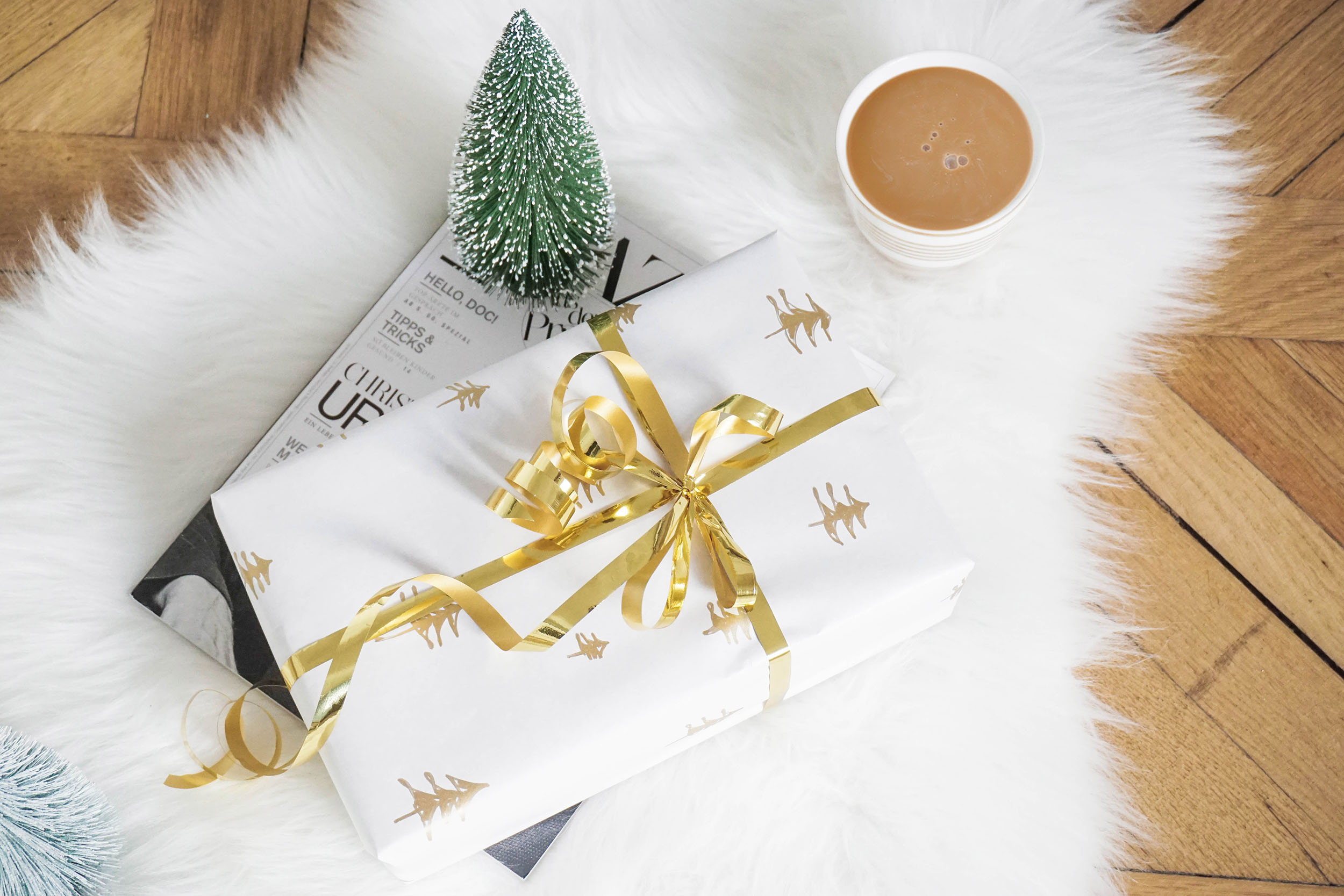 DIY Geschenkpapier selber machen – Geschenkpapier mit goldenen Weihnachtsbäumen