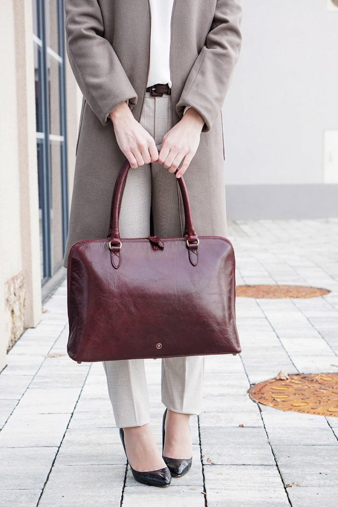 Klassisches Outfit in Winter Neutrals mit karrierter Hose und Maxwell Scott Tasche