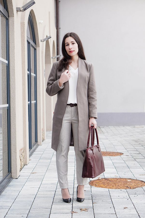 Klassisches Outfit in Winter Neutrals mit karrierter Hose und Maxwell Scott Tasche