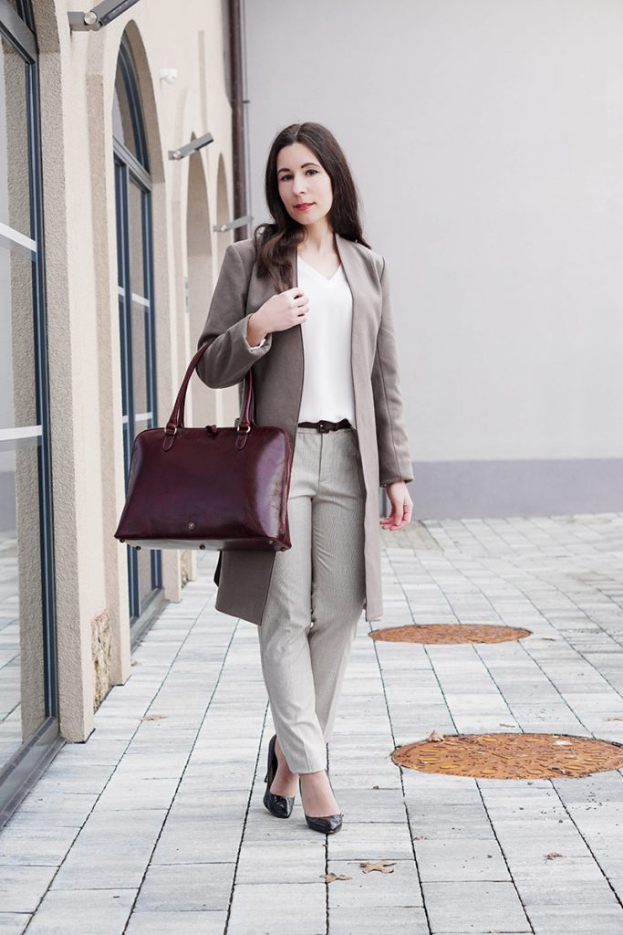 Klassisches Outfit in Winter Neutrals mit karrierter Hose und Maxwell Scott Tasche