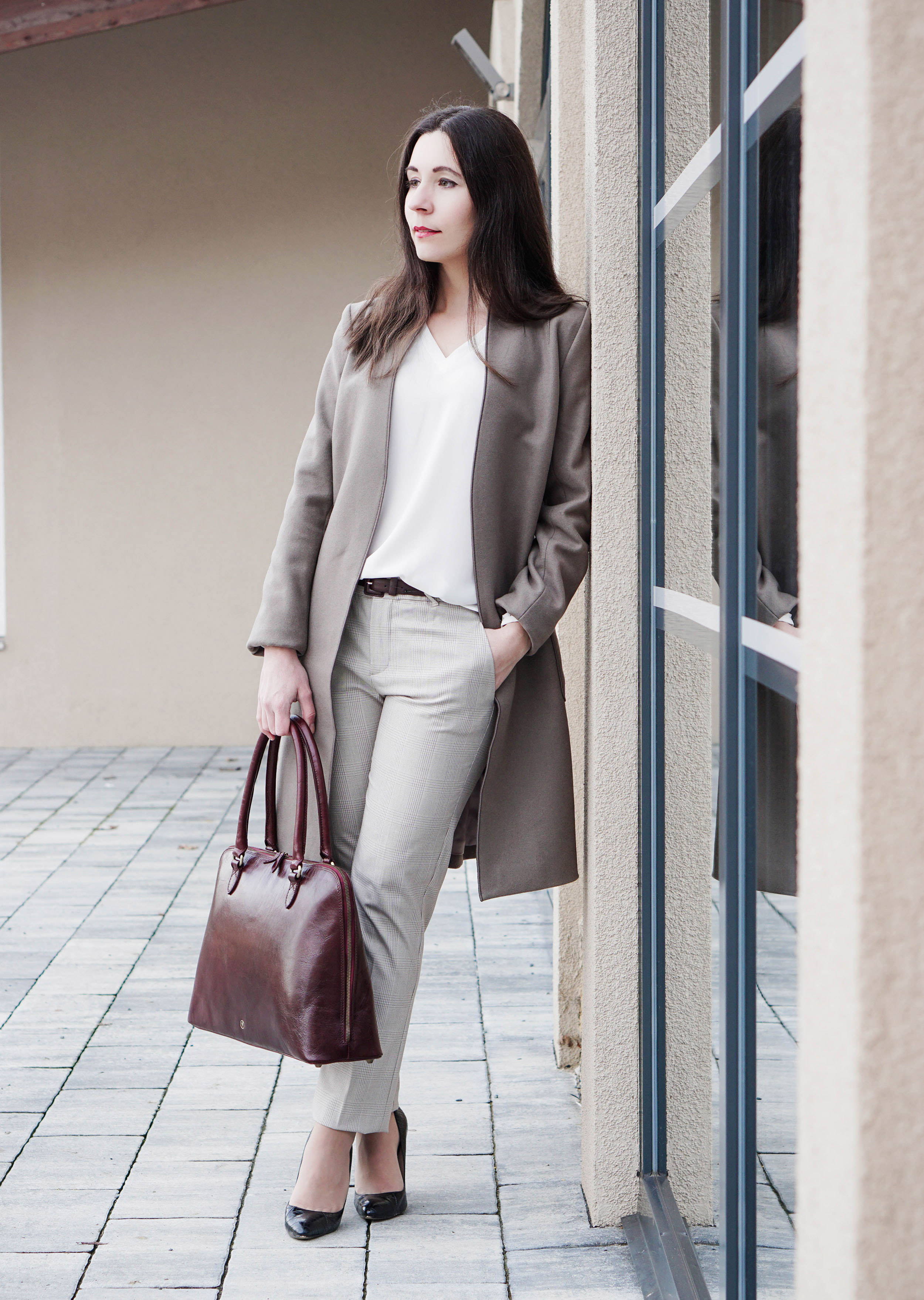 Klassisches Outfit in Winter Neutrals mit karrierter Hose und Maxwell Scott Tasche