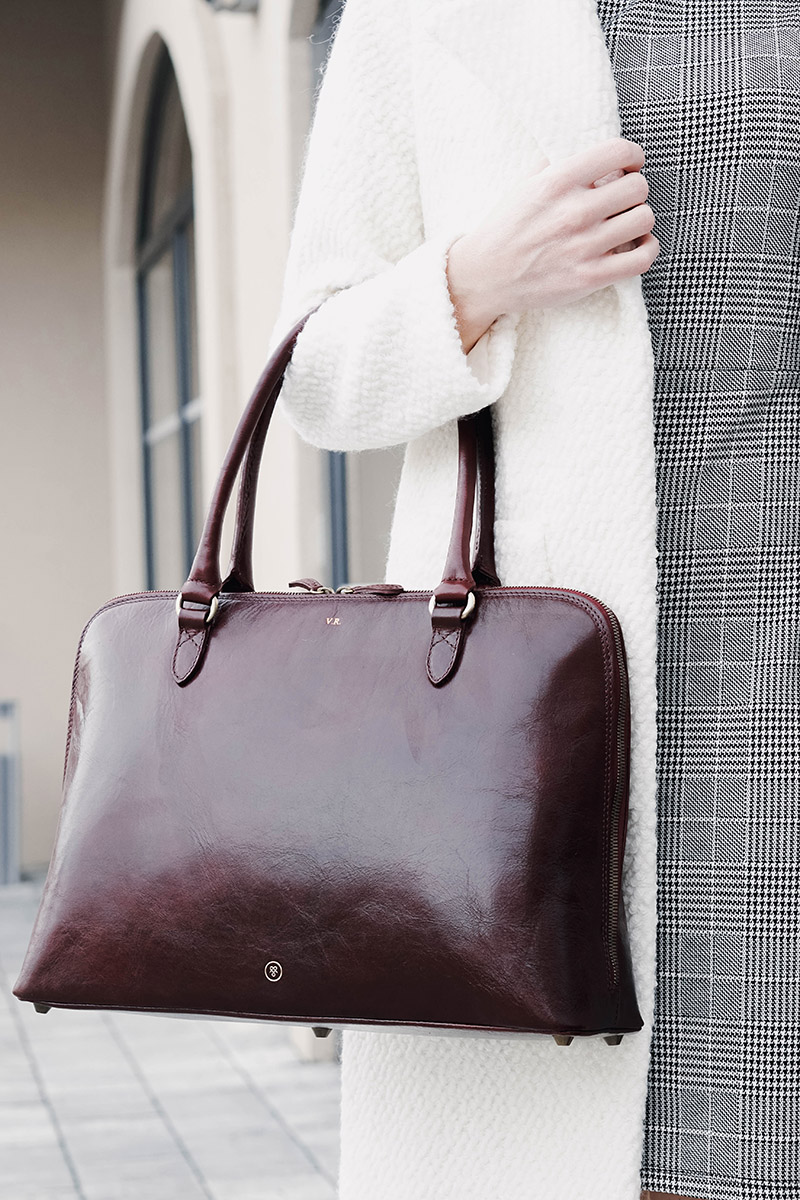 Dieses Büromode Outfit für Powerfrauen vereint gleich zwei Trends in einem: Den kuscheligen Teddy Mangel und das elegante Glencheck Kleid. Zwei Teile, mit denen man sofort gut angezogen ist. Mehr Tipps zu den Themen Frauen, Selbständigkeit, Karriere, Zeitmanagement, Büromode, Büroaltag, Produktivität, Work-Life-Balance, Motivation und Organisation findest du bei mir am Blog.