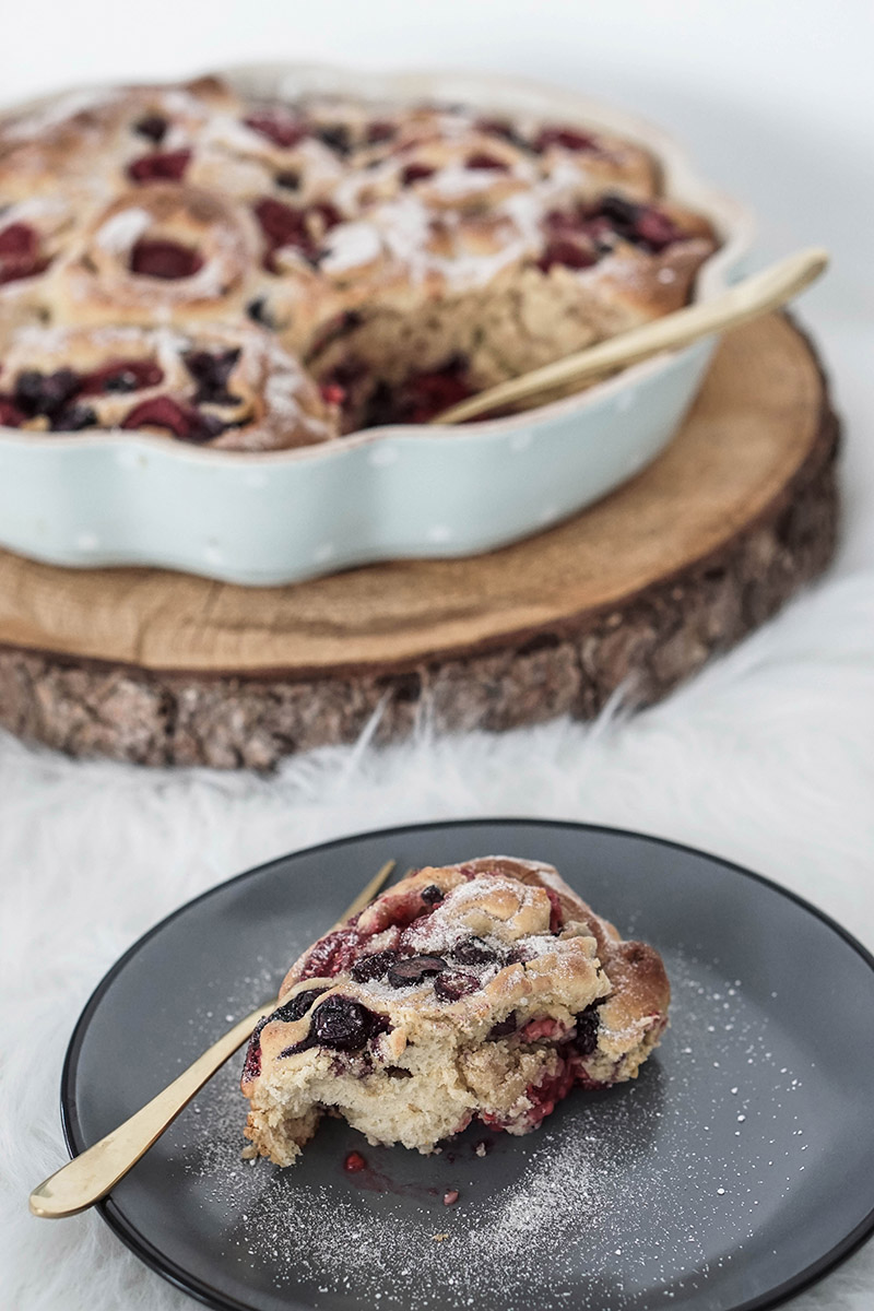 Sonntag zu Hause und kein Kuchen da. Eine wirklich furchtbare Situation, denn Sonntag ist mein ganz persönlicher Cheat-Day. Da gibt es immer ein Dessert und bei diesen saftigen Beerenschnecken nehme ich gerne noch ein zweites Stück. Das einfache Rezept findet ihr am Blog. Die Beerenschnecken schmecken super zum Sonntagskaffee und man kann sie auch am nächsten Tag noch prima mit ins Büro nehmen.