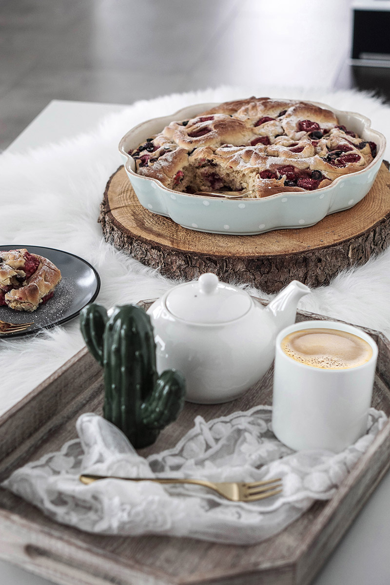 Sonntag zu Hause und kein Kuchen da. Eine wirklich furchtbare Situation, denn Sonntag ist mein ganz persönlicher Cheat-Day. Da gibt es immer ein Dessert und bei diesen saftigen Beerenschnecken nehme ich gerne noch ein zweites Stück. Das einfache Rezept findet ihr am Blog. Die Beerenschnecken schmecken super zum Sonntagskaffee und man kann sie auch am nächsten Tag noch prima mit ins Büro nehmen.