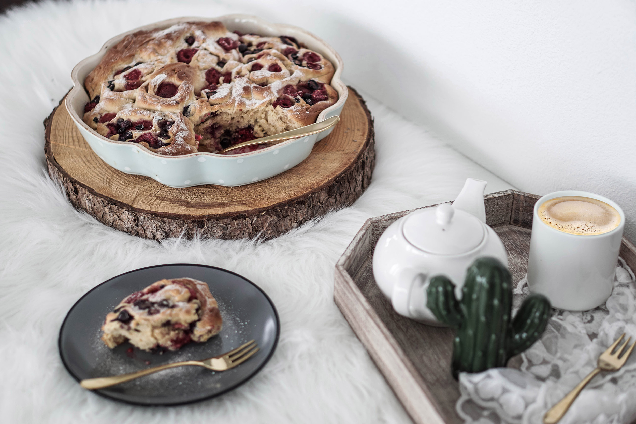 Sonntag zu Hause und kein Kuchen da. Eine wirklich furchtbare Situation, denn Sonntag ist mein ganz persönlicher Cheat-Day. Da gibt es immer ein Dessert und bei diesen saftigen Beerenschnecken nehme ich gerne noch ein zweites Stück. Das einfache Rezept findet ihr am Blog. Die Beerenschnecken schmecken super zum Sonntagskaffee und man kann sie auch am nächsten Tag noch prima mit ins Büro nehmen.