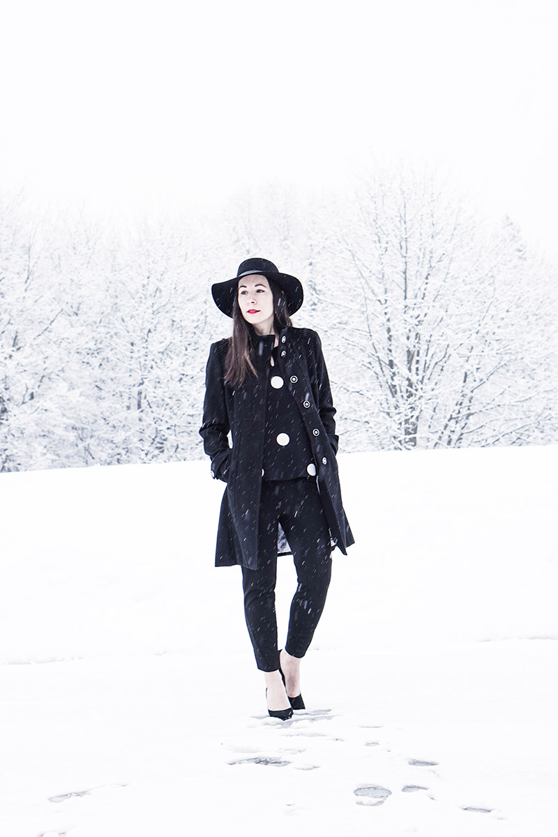 Winter Outfit mit Hut und Statement Ohrringen