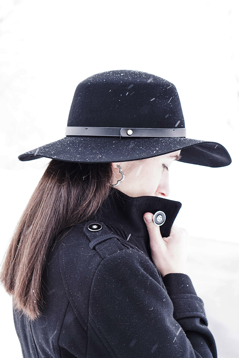 Winter Outfit mit Hut und Statement Ohrringen