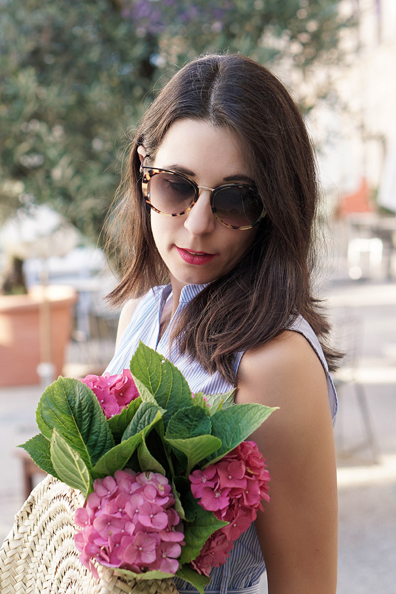 gestreiftes leichtes Sommerkleid und Basket Bag