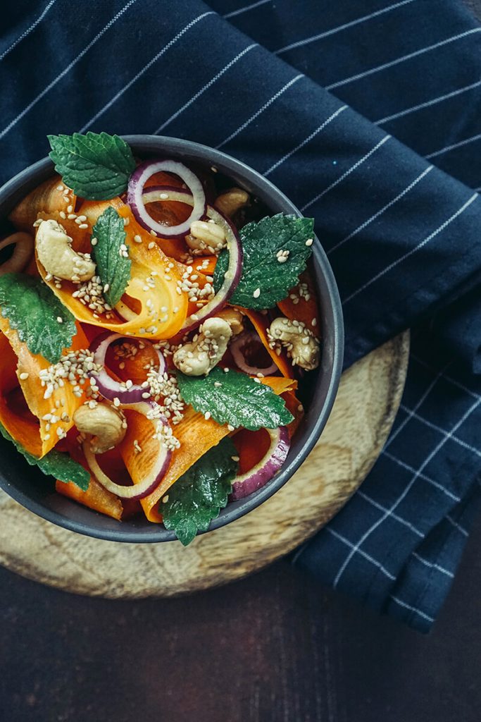 Knackiger Karottensalat mit knusprigem Sesam