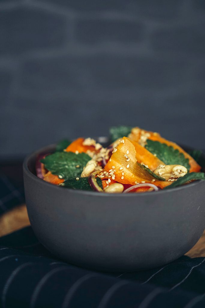 Knackiger Karottensalat mit knusprigem Sesam