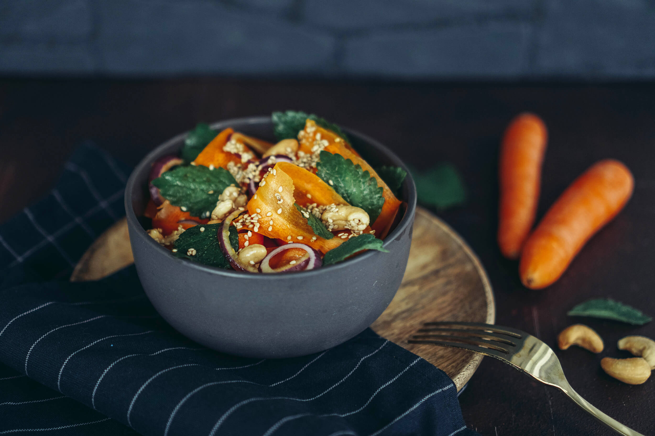 Knackiger Karottensalat mit knusprigem Sesam