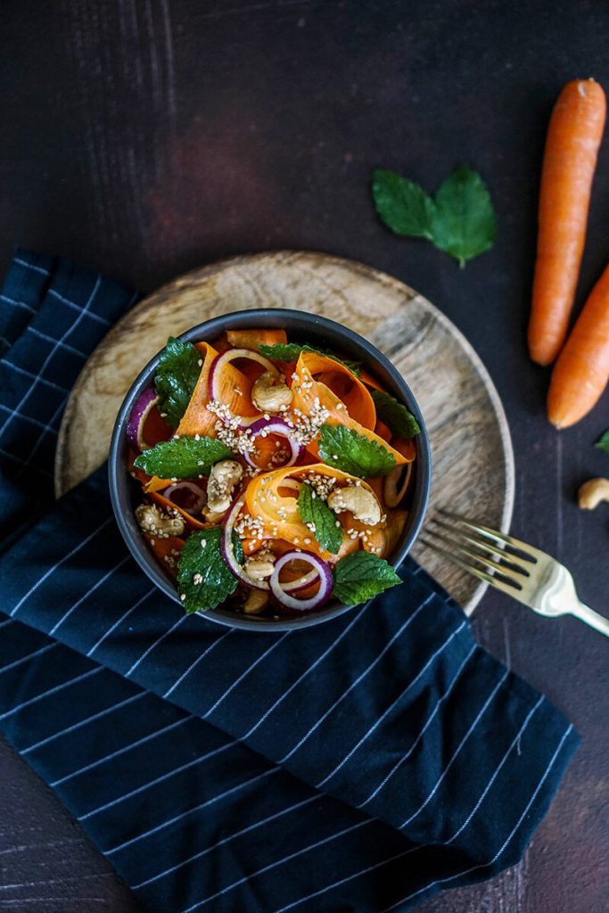 Knackiger Karottensalat mit knusprigem Sesam