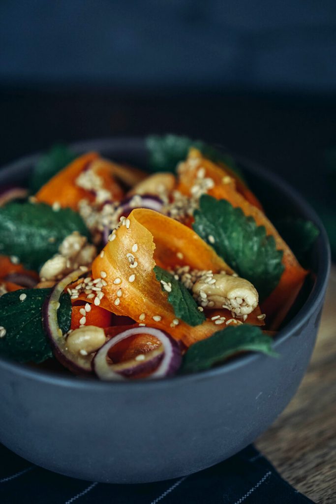 Knackiger Karottensalat mit knusprigem Sesam