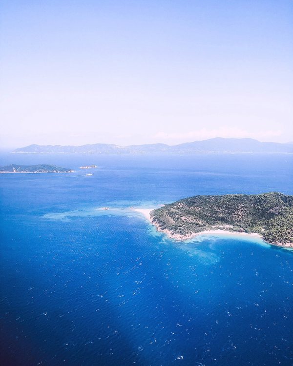 Landeanflug auf Skiathos, der Nachbarinsel von Skopelos